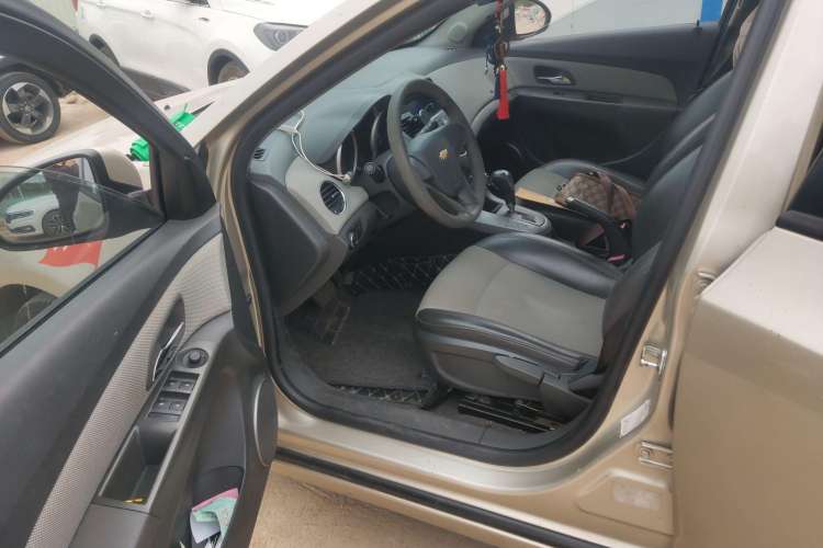 Used Chevrolet Cruze 2013 1.8L SE AT Driver Seat