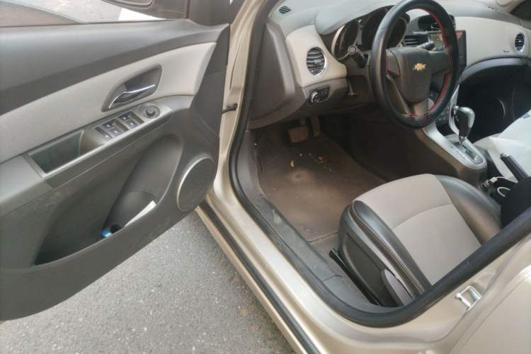 Used Chevrolet Cruze 2013 1.6L SE AT Driver Seat