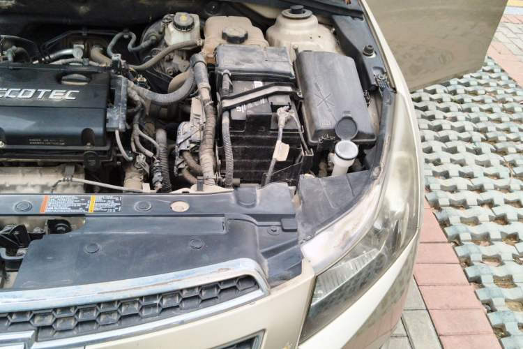 Used Chevrolet Cruze 2013 1.6L SE MT Engine Bay Left