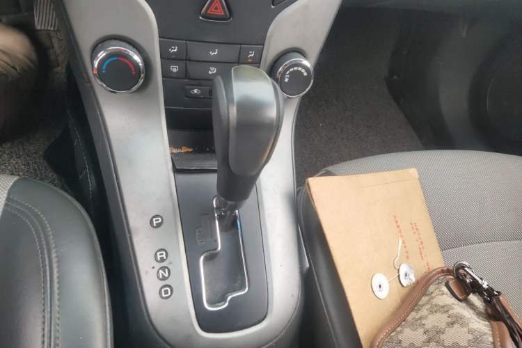 Used Chevrolet Cruze 2013 1.8L SE AT Gear Lever