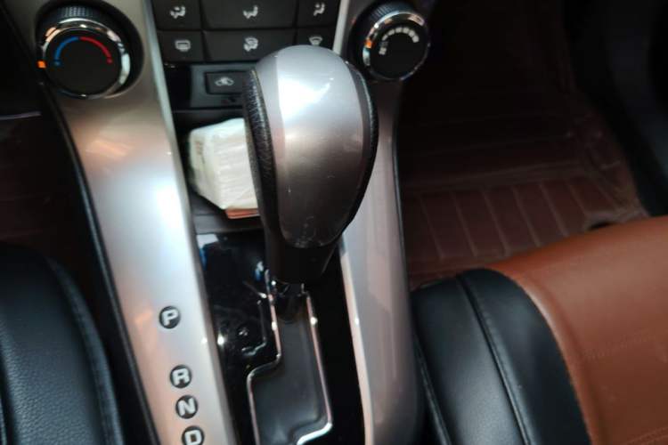 Used Chevrolet Cruze 2013 Hatchback 1.6L Automatic Luxury Model Gear Lever