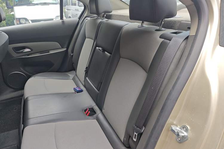Used Chevrolet Cruze 2013 1.6L SE MT Interior 1