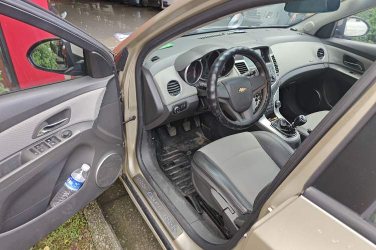 Used Chevrolet Cruze 2013 1.6L SE MT Interior 2
