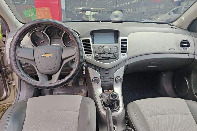 Used Chevrolet Cruze 2013 1.6L SE MT Interior 3