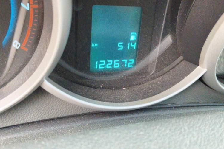 Used Chevrolet Cruze 2013 1.6L SE MT Odometer Close Up