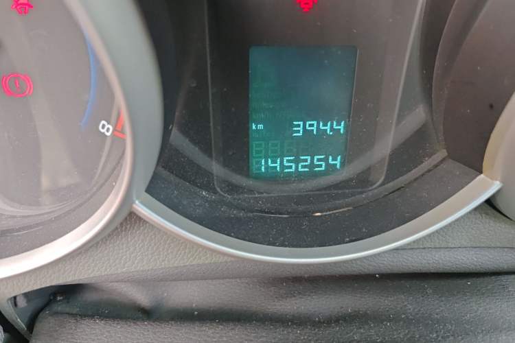 Used Chevrolet Cruze 2013 1.6L SE MT Odometer Close Up
