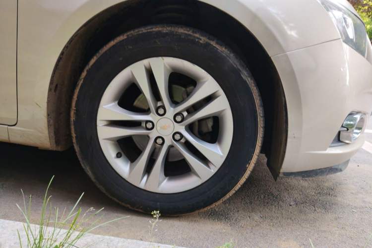 Used Chevrolet Cruze 2013 Hatchback 1.6L Automatic Luxury Model Right Front Wheel Hub