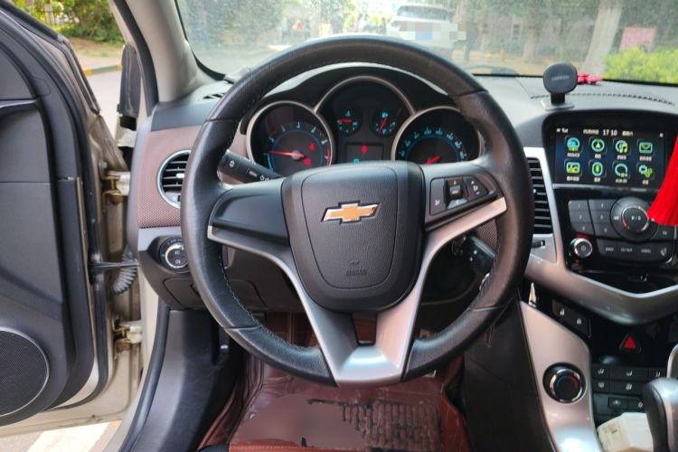 Used Chevrolet Cruze 2013 Hatchback 1.6L Automatic Luxury Model Steering Wheel