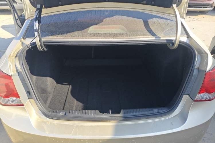 Used Chevrolet Cruze 2013 1.6L SE AT Trunk