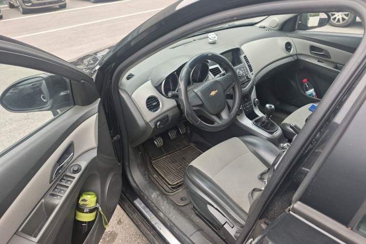 Used Chevrolet Cruze 2014 1.6L SL Millionth Anniversary Edition MT Driver Seat