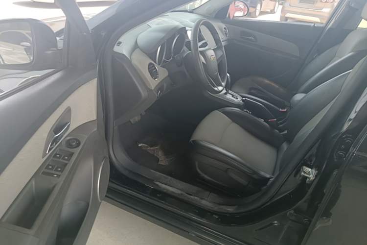 Used Chevrolet Cruze 2014 1.6L SL Millionth Anniversary Edition AT Driver Seat