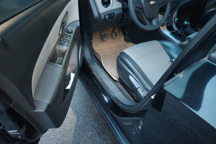 Used Chevrolet Cruze 2014 1.6L SL Millionth Anniversary Edition MT Driver Seat