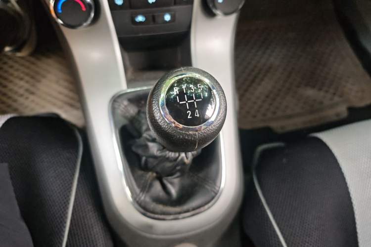Used Chevrolet Cruze 2014 1.6L SL Millionth Anniversary Edition MT Gear Lever