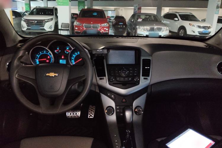 Used Chevrolet Cruze 2014 1.6L SL Millionth Anniversary Edition AT Center Console