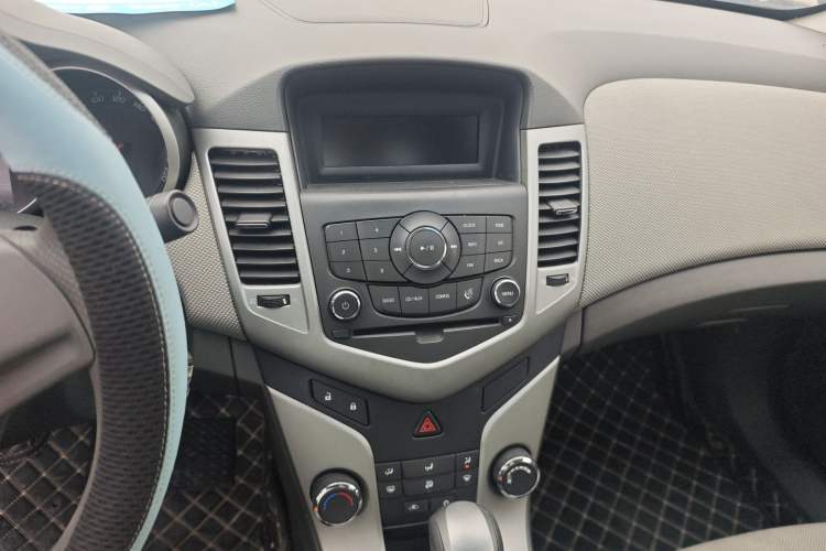 Used Chevrolet Cruze 2014 1.6L SL Millionth Anniversary Edition AT Center Console