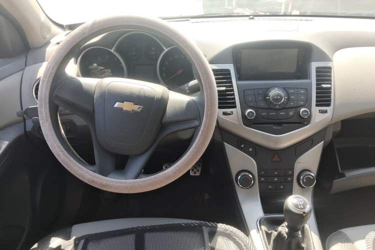 Used Chevrolet Cruze 2014 1.6L SL Millionth Anniversary Edition MT Center Console