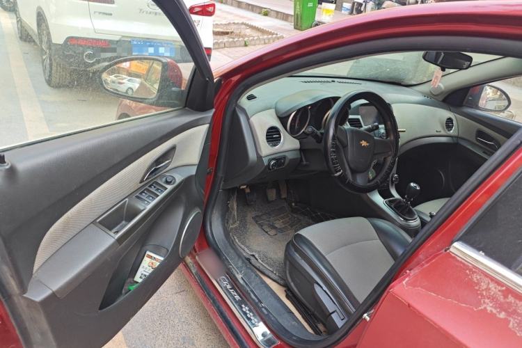 Used Chevrolet Cruze 2014 1.6L SL Millionth Anniversary Edition MT Driver Seat