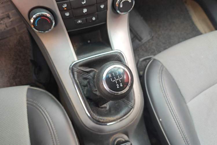 Used Chevrolet Cruze 2014 1.6L SL Millionth Anniversary Edition MT Gear Lever