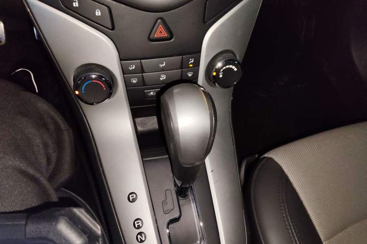 Used Chevrolet Cruze 2014 1.6L SL Millionth Anniversary Edition AT Gear Lever