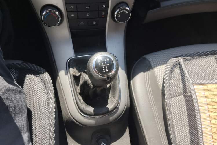 Used Chevrolet Cruze 2014 1.6L SL Millionth Anniversary Edition MT Gear Lever
