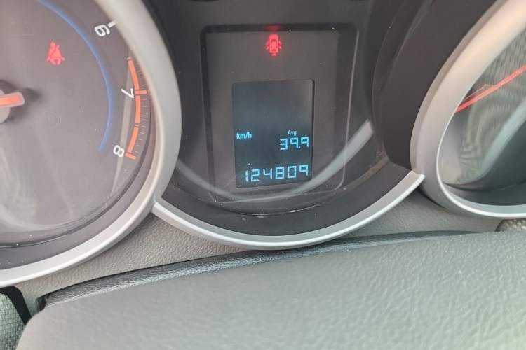Used Chevrolet Cruze 2014 1.6L SL Millionth Anniversary Edition MT Odometer Close Up