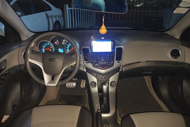 Used Chevrolet Cruze 2014 1.6L SL Millionth Anniversary Edition AT Center Console