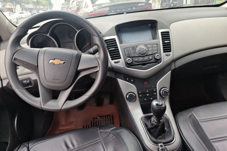 Used Chevrolet Cruze 2014 1.6L SL Millionth Anniversary Edition MT Center Console