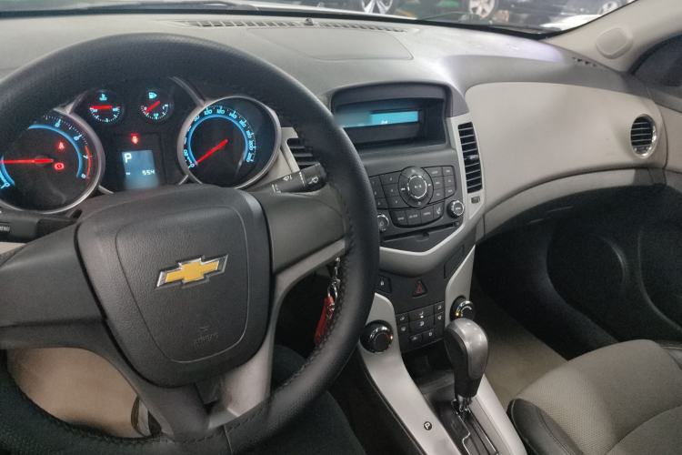 Used Chevrolet Cruze 2014 1.6L SL Millionth Anniversary Edition AT Center Console