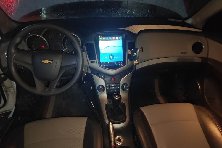 Used Chevrolet Cruze 2014 1.6L SL Millionth Anniversary Edition MT Center Console