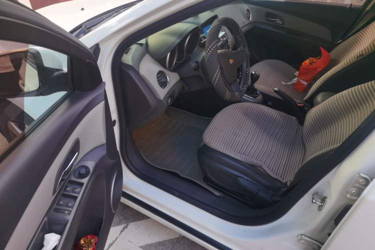 Used Chevrolet Cruze 2014 1.6L SL Millionth Anniversary Edition MT Driver Seat