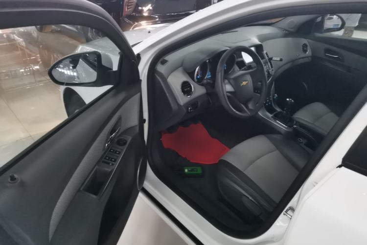 Used Chevrolet Cruze 2014 1.6L SL Millionth Anniversary Edition MT Driver Seat