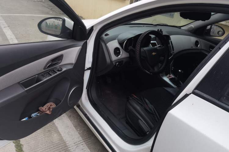 Used Chevrolet Cruze 2014 1.6L SL Millionth Anniversary Edition MT Driver Seat