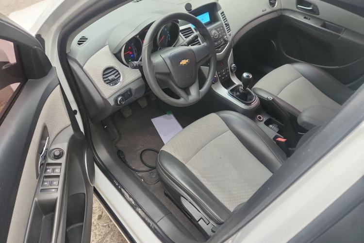 Used Chevrolet Cruze 2014 1.6L SL Millionth Anniversary Edition MT Driver Seat