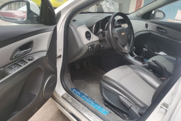 Used Chevrolet Cruze 2014 1.6L SL Millionth Anniversary Edition MT Driver Seat