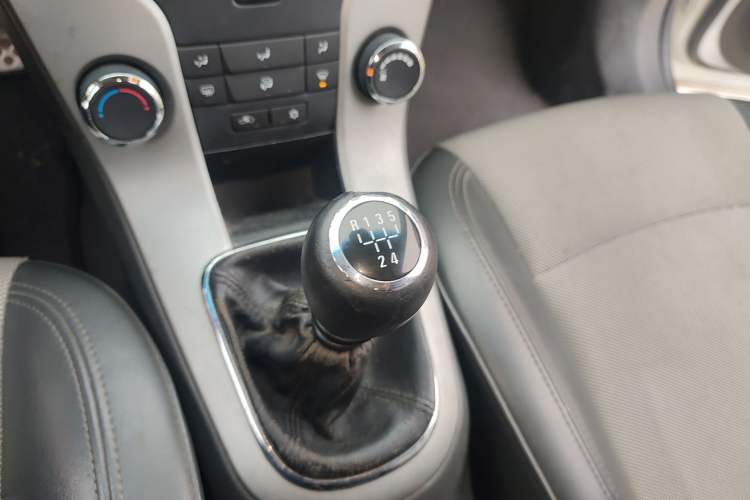 Used Chevrolet Cruze 2014 1.6L SL Millionth Anniversary Edition MT Gear Lever