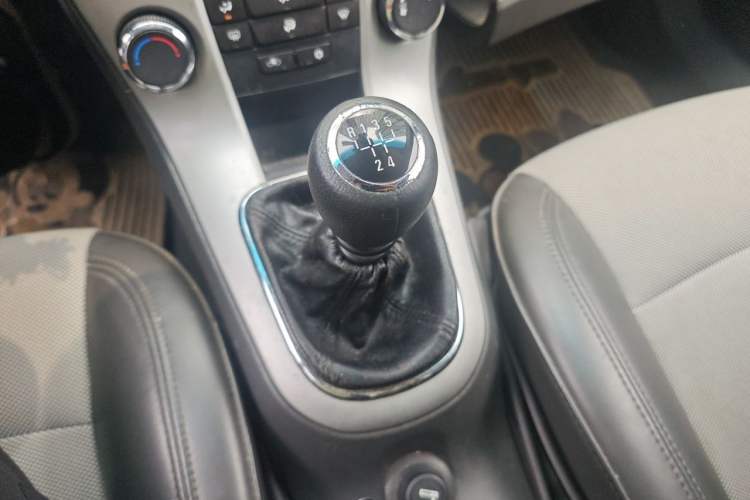 Used Chevrolet Cruze 2014 1.6L SL Millionth Anniversary Edition MT Gear Lever