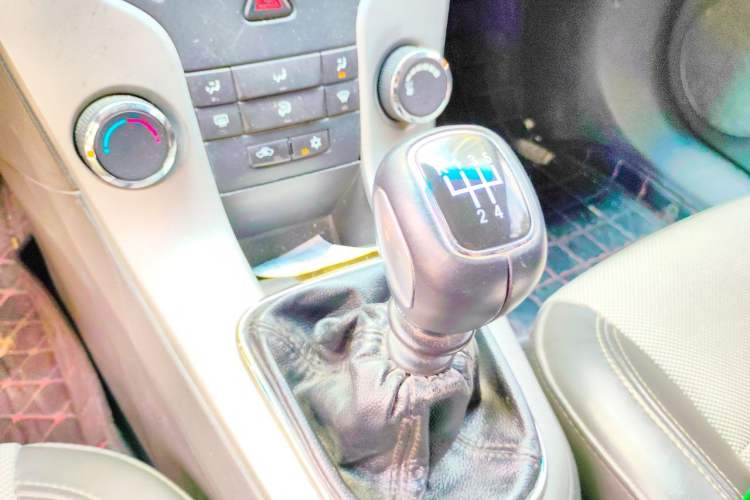 Used Chevrolet Cruze 2014 1.6L SL Millionth Anniversary Edition MT Gear Lever