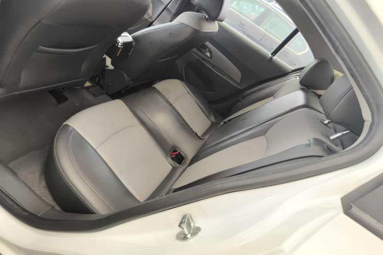 Used Chevrolet Cruze 2014 1.6L SL Millionth Anniversary Edition AT Interior 4