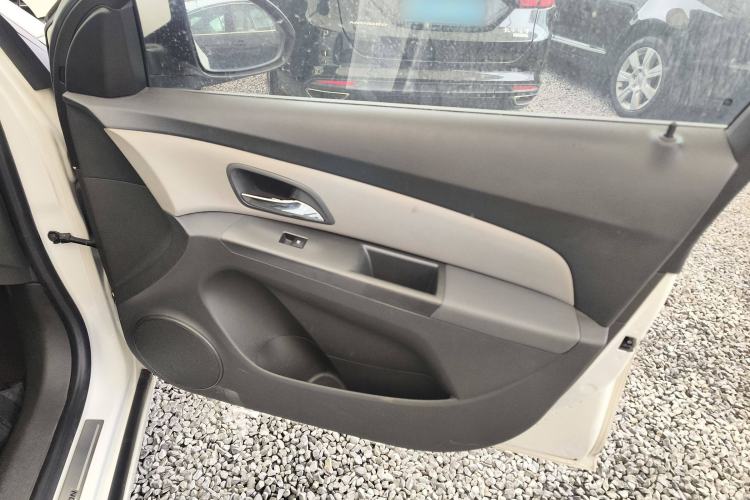 Used Chevrolet Cruze 2014 1.6L SL Millionth Anniversary Edition AT Interior 5