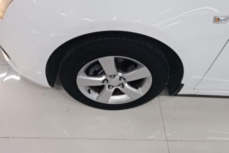 Used Chevrolet Cruze 2014 1.6L SL Millionth Anniversary Edition MT Left Front Wheel Hub