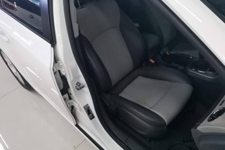Used Chevrolet Cruze 2014 1.6L SL Millionth Anniversary Edition MT Right Front Seat