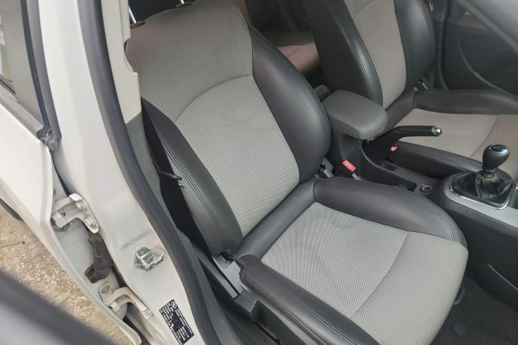 Used Chevrolet Cruze 2014 1.6L SL Millionth Anniversary Edition MT Right Front Seat
