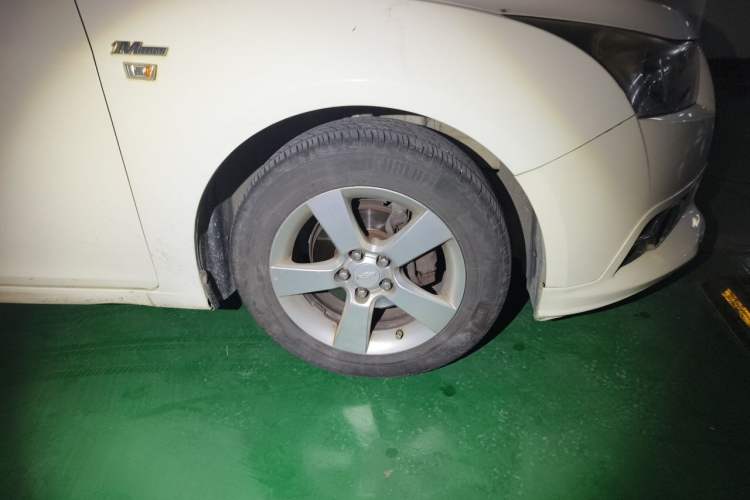 Used Chevrolet Cruze 2014 1.6L SL Millionth Anniversary Edition MT Right Front Wheel Hub