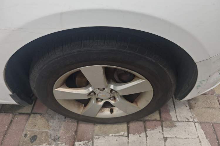 Used Chevrolet Cruze 2014 1.6L SL Millionth Anniversary Edition MT Right Front Wheel Hub