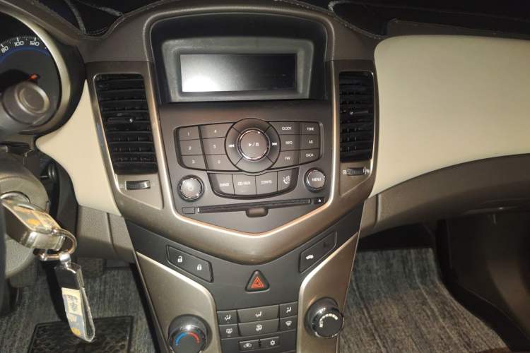 Used Chevrolet Cruze 2015 1.5L Classic SE MT Audio And AC Panel