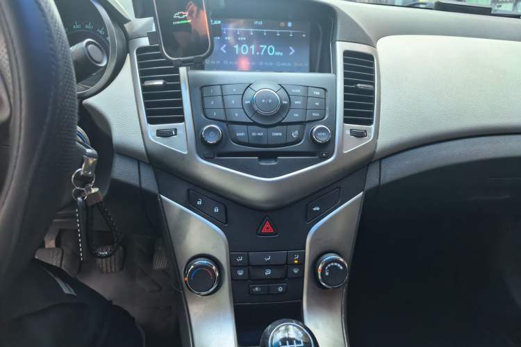 Used Chevrolet Cruze 2015 1.5L Classic SL MT Audio And AC Panel