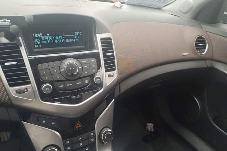 Used Chevrolet Cruze 2015 Hatchback 1.6L Manual Comfort Edition Audio And AC Panel