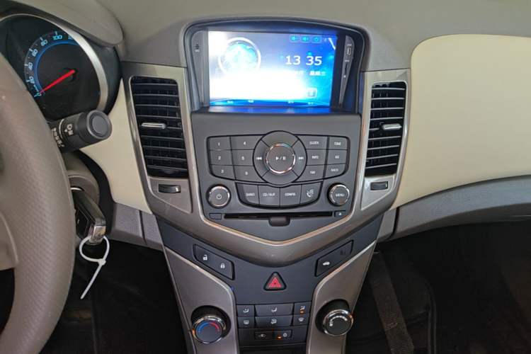 Used Chevrolet Cruze 2015 1.5L Classic SE MT Audio And AC Panel