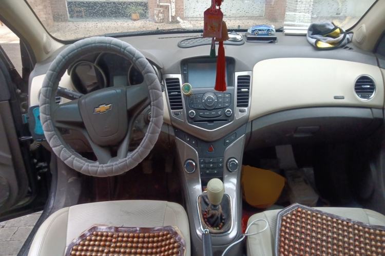 Used Chevrolet Cruze 2015 1.5L Classic SE MT Center Console