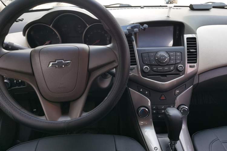 Used Chevrolet Cruze 2015 1.5L Classic SE AT Center Console